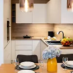Apartma Masarykova - Modern 1-bedroom In Center & Free Parking *
